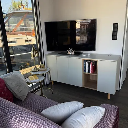 Lukrecja Houseboat Båthotell *