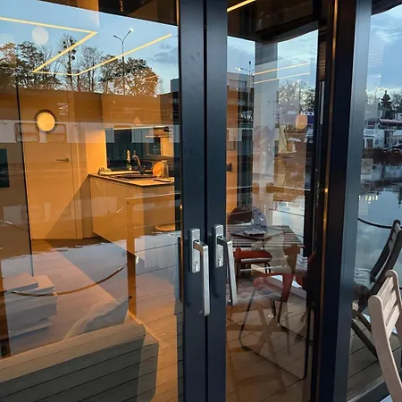 Lukrecja Houseboat Båthotell *