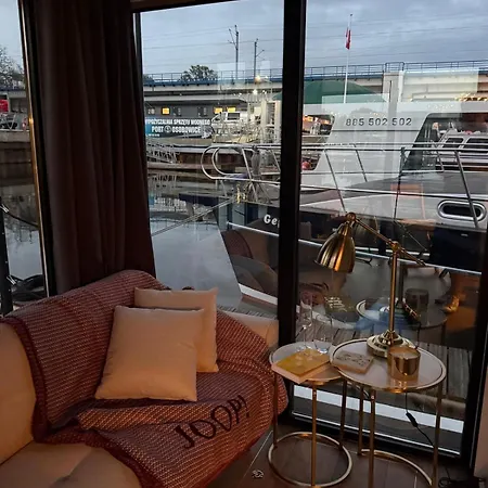 Båthotell Lukrecja Houseboat *