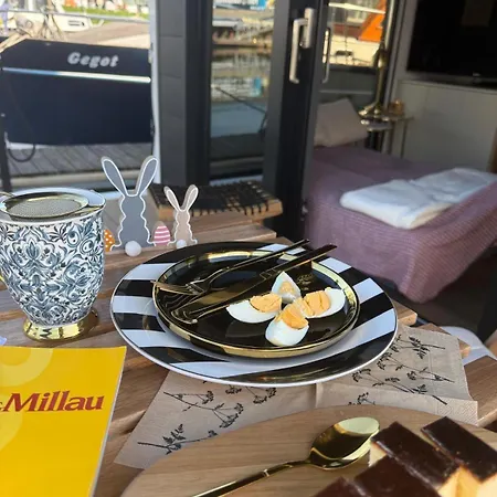 Lukrecja Houseboat Båthotell