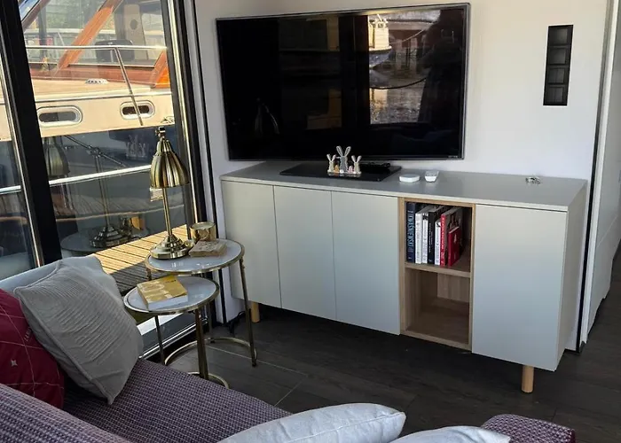 Lukrecja Houseboat Úszó hotel *