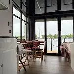 船上ホテル Lukrecja Houseboat *