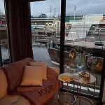 船上ホテル Lukrecja Houseboat *