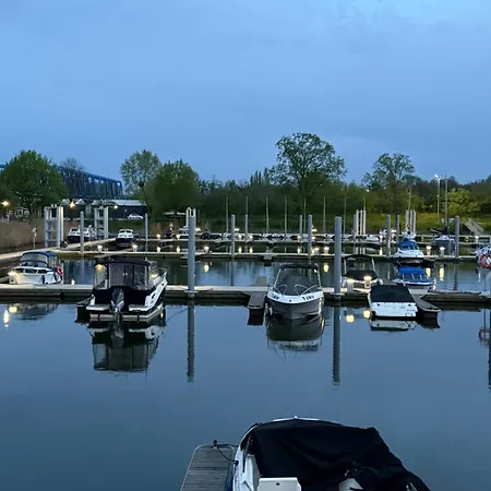 Lukrecja Houseboat 보트호텔 *