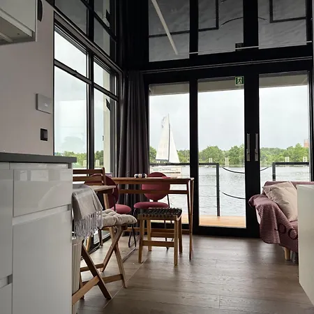 보트호텔 Lukrecja Houseboat *