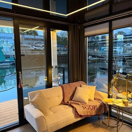 船上ホテル Lukrecja Houseboat *