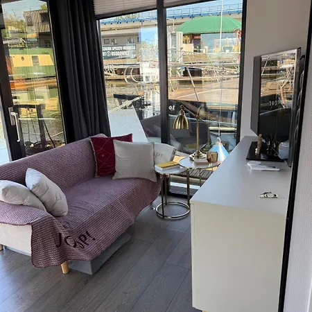 船上ホテル Lukrecja Houseboat *