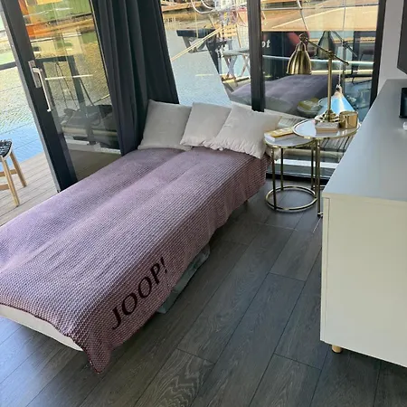 Lukrecja Houseboat *