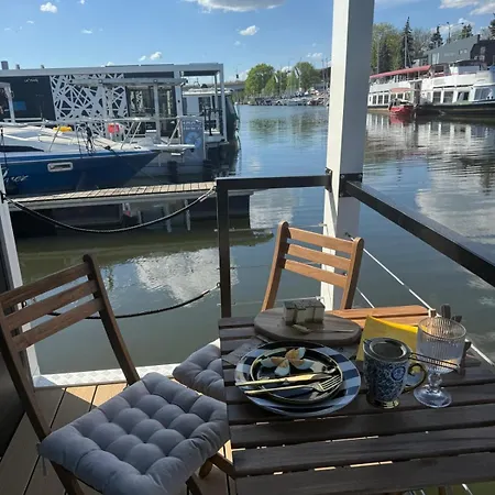 船上ホテル Lukrecja Houseboat *