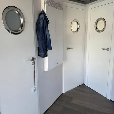 보트호텔 Lukrecja Houseboat