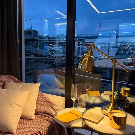 Lukrecja Houseboat 보트호텔 *