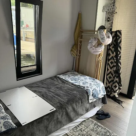 Lukrecja Houseboat 船上ホテル