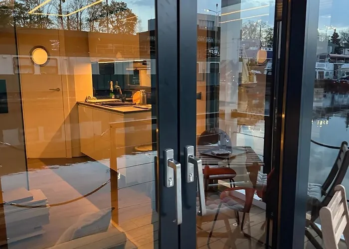 Lukrecja Houseboat Botel *