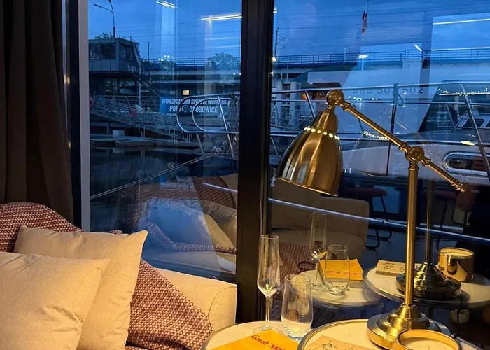 Lukrecja Houseboat 船上ホテル *